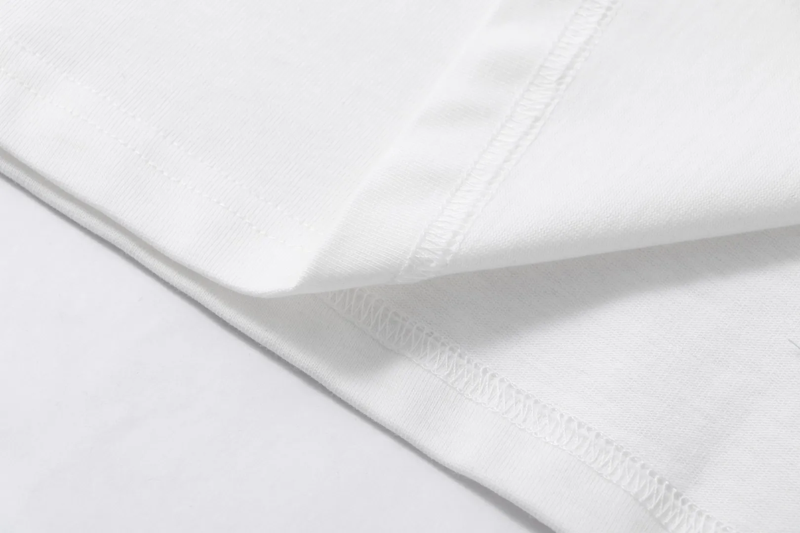 Style No.: A 008# P57 Ami 2026 Spring/Summer New Arrival T-shirt Short Sleeve The workmanship of this chapter is extremely cumbersome and complicated. It uses water-soluble polyester and water-soluble thread, first starting the pattern, dyeing, then air-drying, shaping, and then laser processing of details. The process time is long, which distinguishes it from the garbage version of the leaky bottom fabric on the market. We completely restore the correct version of the official website 1:1, with high-weight fabrics, synchronized detail routing, and restored official website letter embroidery, which is the only correct version on the entire network. Color: Apricot Black Navy Blue White Sizes: S-XL